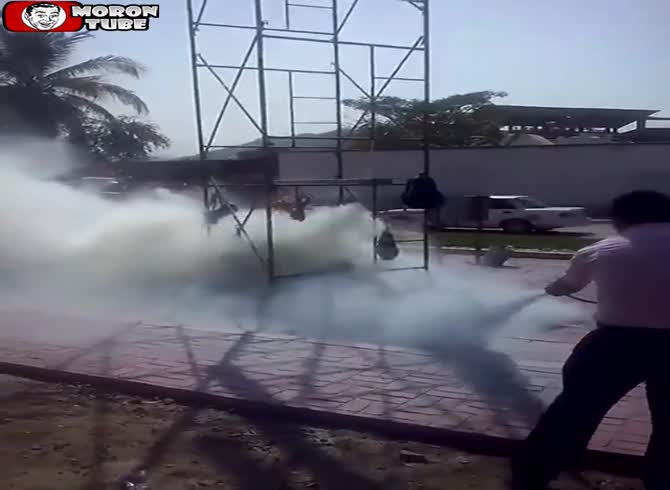 Video :He dies without anybody being able to save him after his scaffolding strikes a power wire (public alerted)